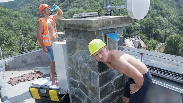 Construction workers fuck on the roof 